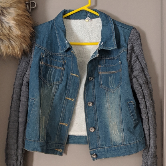 Knit Sleeve Jean Jacket with detachable faux fur - Picture 2 of 3